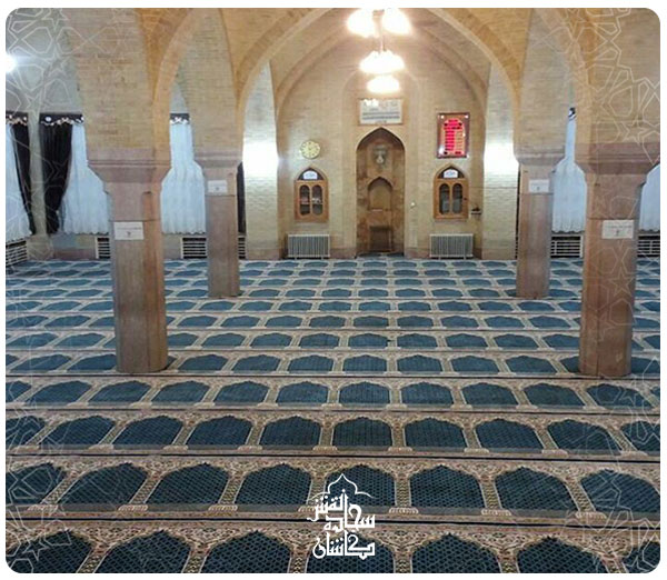 فرش محرابی تولید شده توسط شرکت سجاده نقش کاشان در مسجد