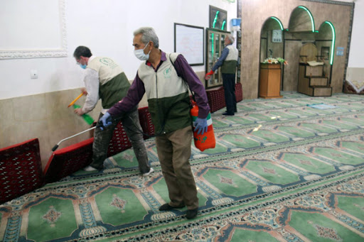 ضدعفونی کردن فرش های مسجد در ایام کرونا