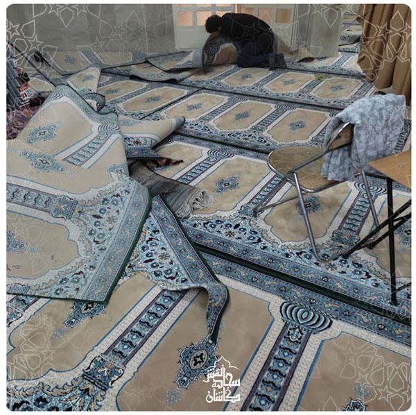 نصب سجاده فرش رضوان در مسجد اصفهان