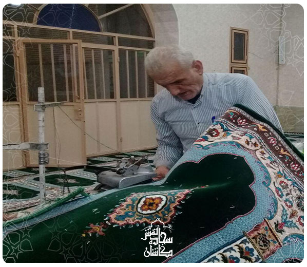 نصب فرش سجاده ای توسط پرسنل مجرب شرکت سجاده نقش کاشان