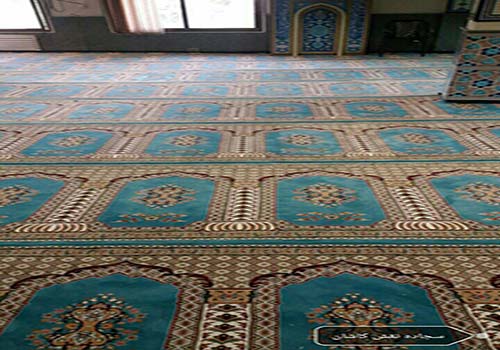 تركيب سجاد في مسجد التهران